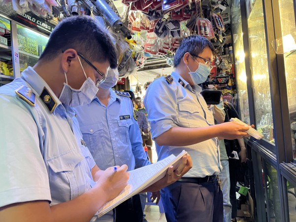 TP.HCM: Đột kích chợ phụ tùng xe máy lớn nhất nước, phát hiện nhiều đồ giả hiệu, không rõ nguồn gốc TP.HCM: Đột kích chợ phụ tùng xe máy lớn nhất nước, phát hiện nhiều đồ giả hiệu, không rõ nguồn gốc