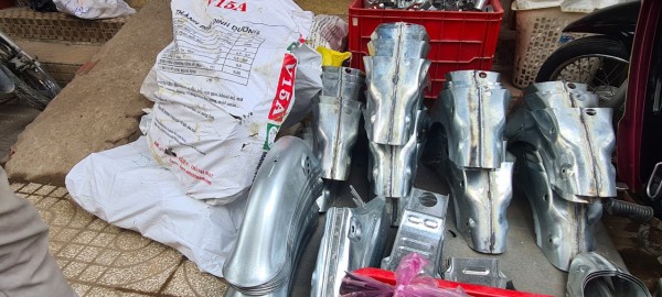 TP.HCM: Đột kích chợ phụ tùng xe máy lớn nhất nước, phát hiện nhiều đồ giả hiệu, không rõ nguồn gốc TP.HCM: Đột kích chợ phụ tùng xe máy lớn nhất nước, phát hiện nhiều đồ giả hiệu, không rõ nguồn gốc