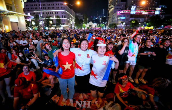 TP.HCM: Đường Lê Lợi bùng nổ với chiến thắng của tuyển Việt Nam