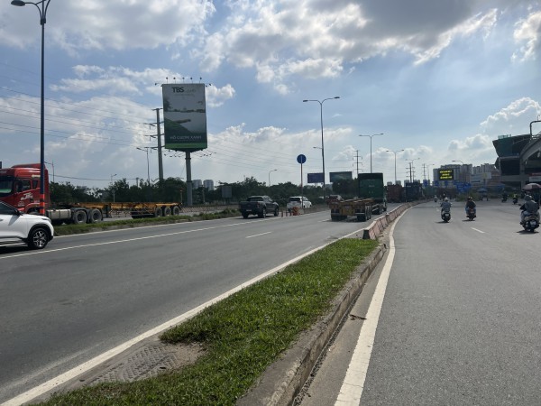 TP.HCM: Hàng chục người cầm hung khí ẩu đả dưới chân cầu Rạch Chiếc