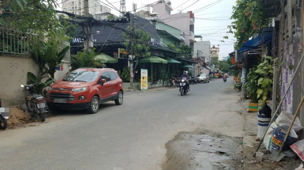 TP.HCM: Ớn lạnh clip nam thanh niên bị nhóm người chém tới tấp trong con hẻm