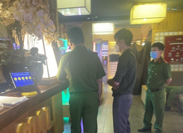 TP.HCM: Quán karaoke bị tạm đình chỉ do vi phạm PCCC vẫn lén lút hoạt động