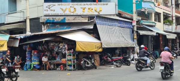 TP.HCM: Quản lý thị trường kiểm tra nhiều cửa hàng bán phụ tùng xe máy tại chợ Tân Thành TP.HCM: Quản lý thị trường kiểm tra nhiều cửa hàng bán phụ tùng xe máy tại chợ Tân Thành