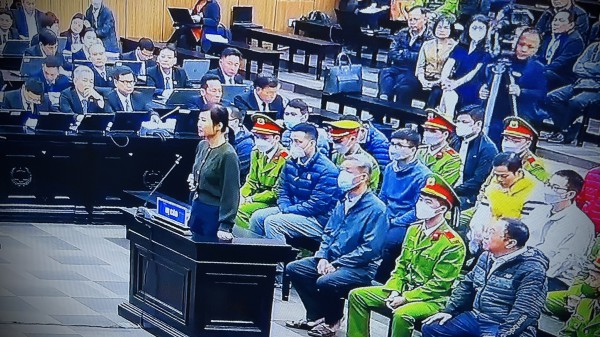 Trình chiếu tài liệu thông thầu và sơ đồ đưa hối lộ của cựu Chủ tịch AIC