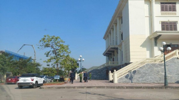 Tưới xăng châm lửa đốt tại trụ sở tòa án Bắc Giang, người đàn ông bị bỏng nặng