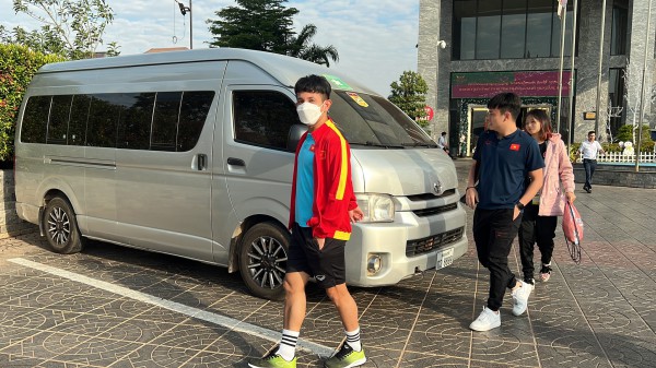 Tuyển Việt Nam: Quang Hải và Hồng Duy được kiểm tra sức khỏe tại Lào