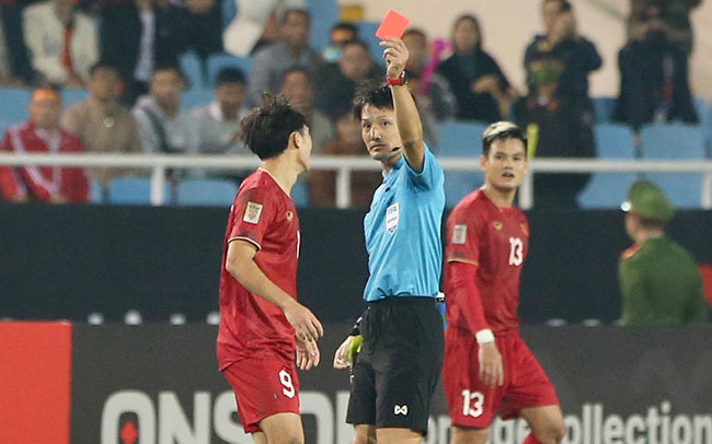 Văn Toàn xin lỗi vì thẻ đỏ ở trận gặp Malaysia