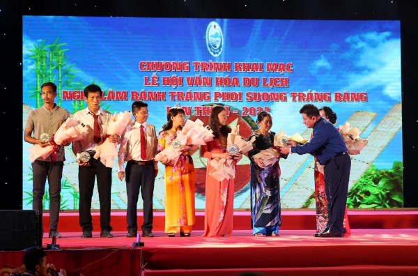 Về Tây Ninh trải nghiệm làm bánh tráng phơi sương Trảng Bàng