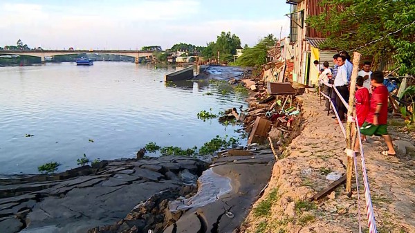 Vĩnh Long: Sạt lở nghiêm trọng tại bờ kè sông Măng Thít đang thi công