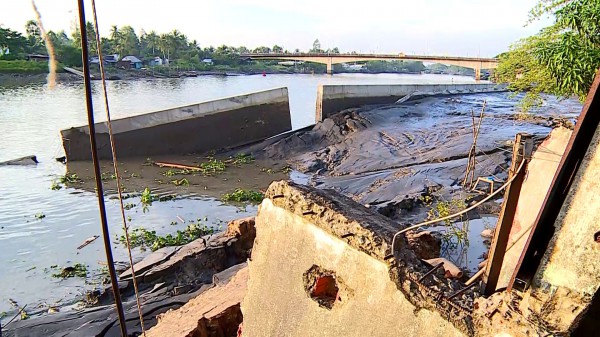 Vĩnh Long: Sạt lở nghiêm trọng tại bờ kè sông Măng Thít đang thi công