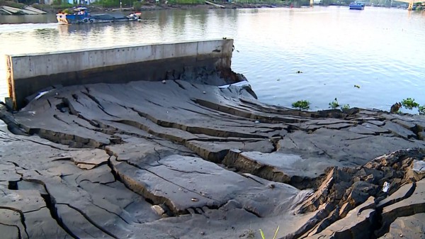 Vĩnh Long: Sạt lở nghiêm trọng tại bờ kè sông Măng Thít đang thi công