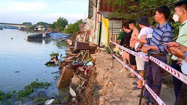 Vĩnh Long: Sạt lở nghiêm trọng tại bờ kè sông Măng Thít đang thi công