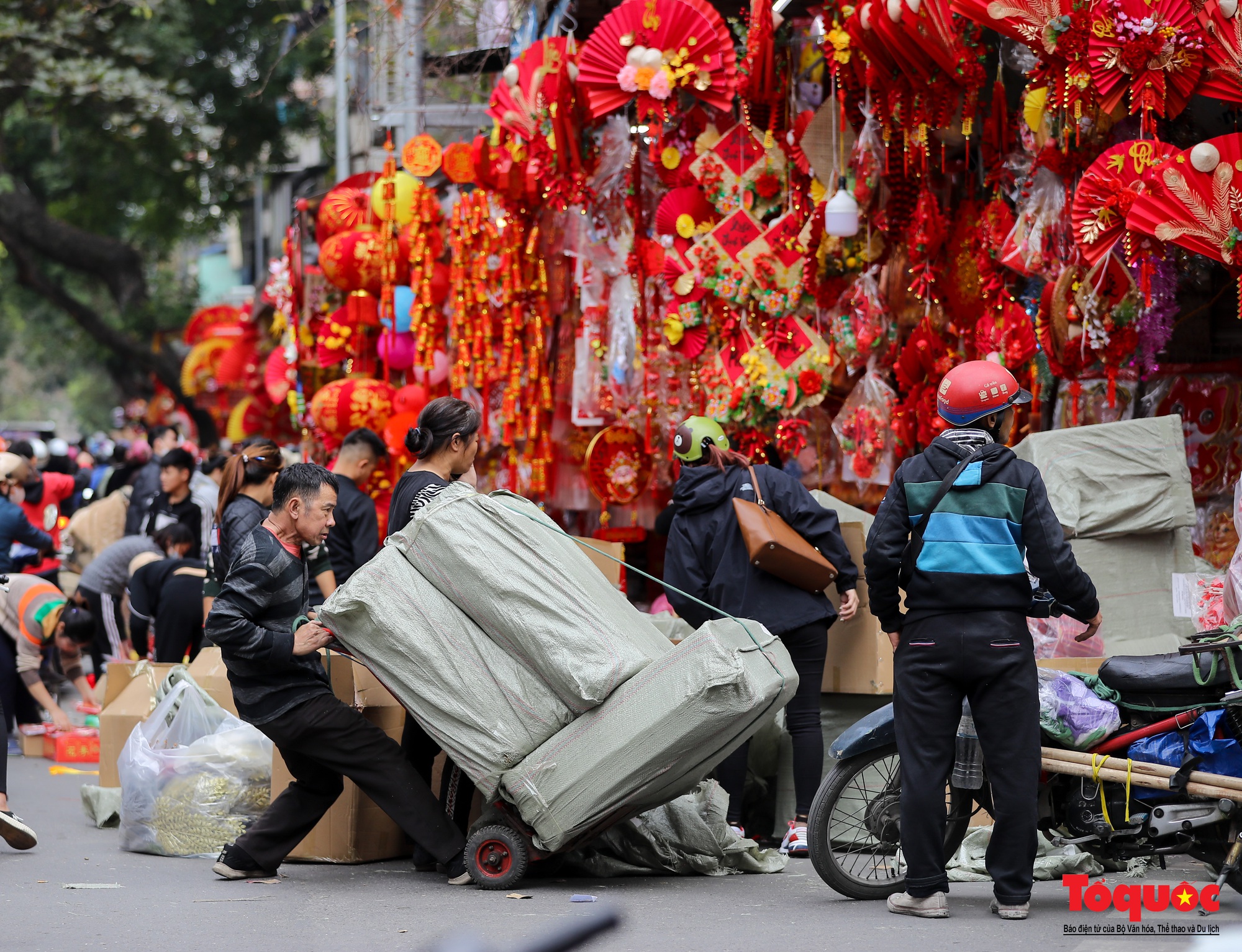 Phố Hàng Mã &quot;thay áo mới&quot; đón Tết nguyên đán Quý Mão 2023 - Ảnh 5.