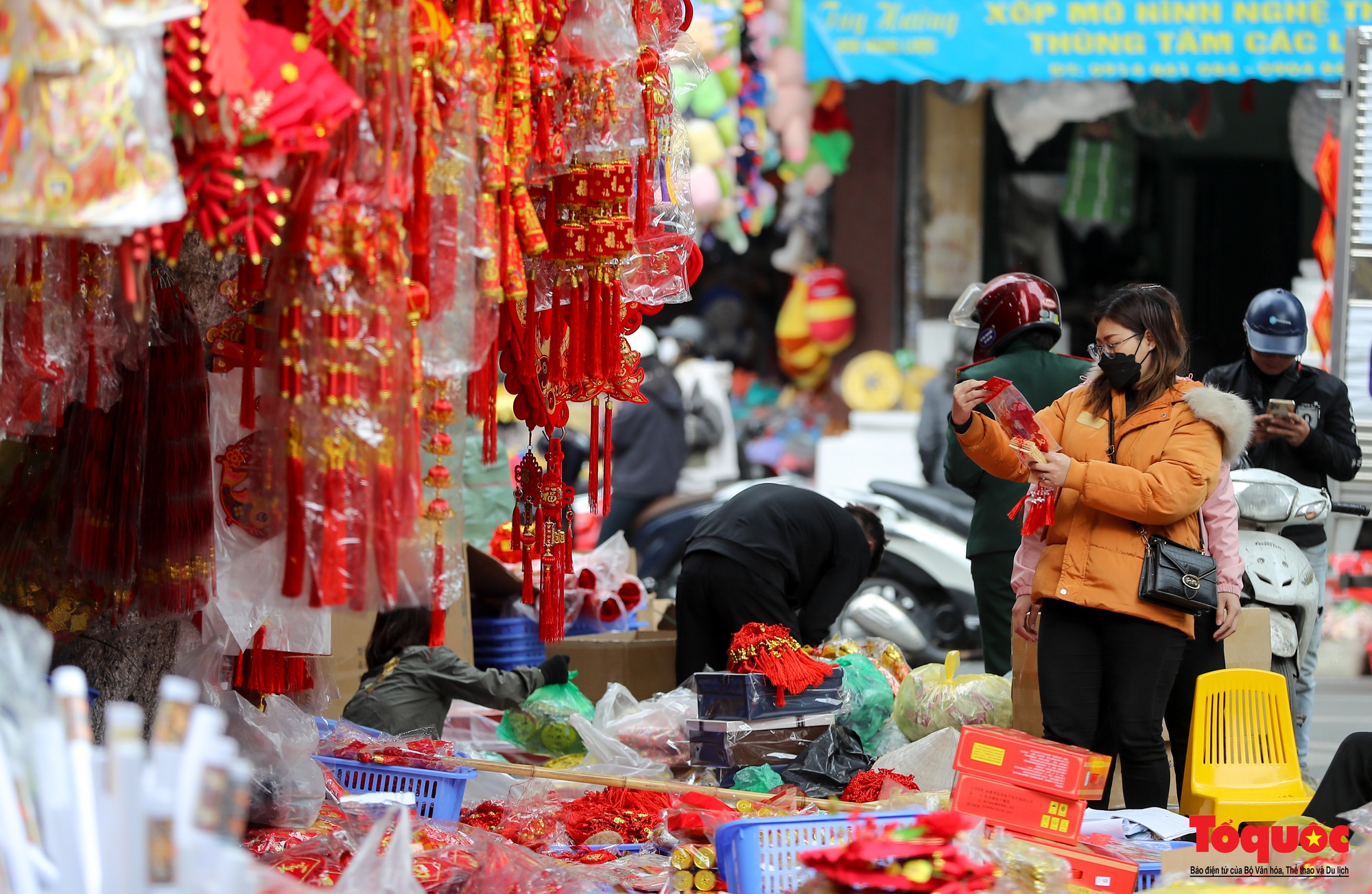 Phố Hàng Mã &quot;thay áo mới&quot; đón Tết nguyên đán Quý Mão 2023 - Ảnh 3.