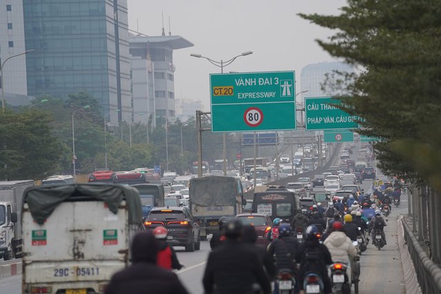 Người dân mệt mỏi vì ùn tắc kéo dài ngay trong ngày đầu tiên trở lại đi làm năm 2023 - Ảnh 9.