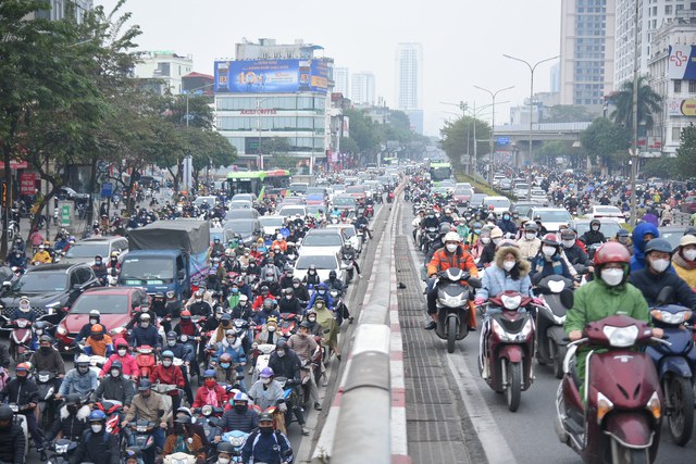 Người dân mệt mỏi vì ùn tắc kéo dài ngay trong ngày đầu tiên trở lại đi làm năm 2023 - Ảnh 7.