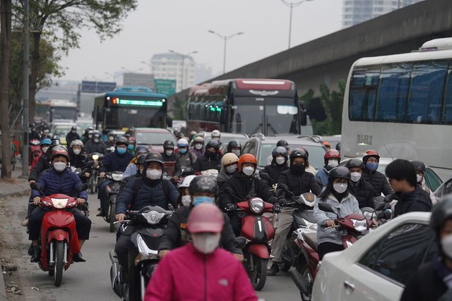 Người dân mệt mỏi vì ùn tắc kéo dài ngay trong ngày đầu tiên trở lại đi làm năm 2023 - Ảnh 10.