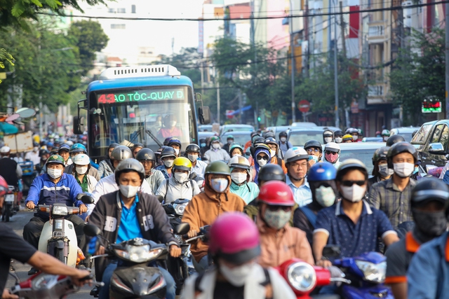 Người dân mệt mỏi vì ùn tắc kéo dài ngay trong ngày đầu tiên trở lại đi làm năm 2023 - Ảnh 15.