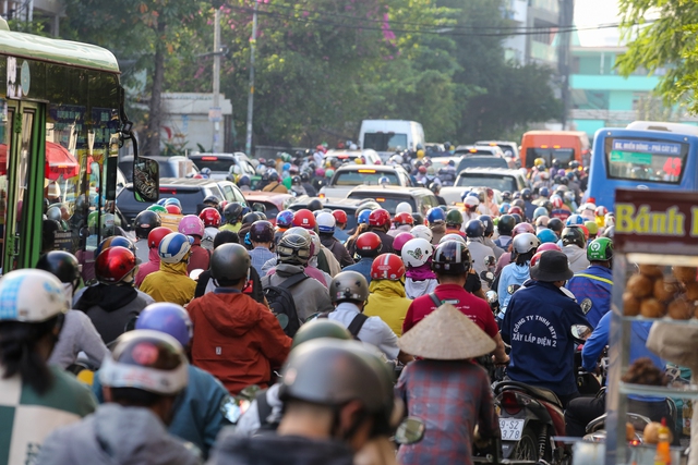 Người dân mệt mỏi vì ùn tắc kéo dài ngay trong ngày đầu tiên trở lại đi làm năm 2023 - Ảnh 17.