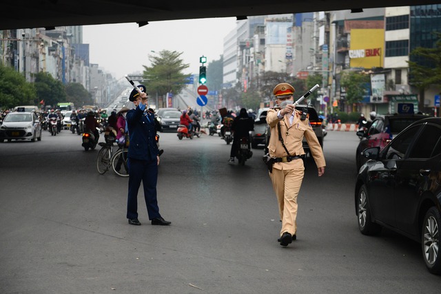 Giao thông trong ngày đầu thực hiện điều chỉnh phân luồng lại giao thông tại Ngã Tư Sở - Láng - Ảnh 4.