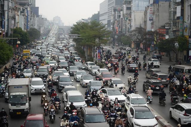 Giao thông trong ngày đầu thực hiện điều chỉnh phân luồng lại giao thông tại Ngã Tư Sở - Láng - Ảnh 8.