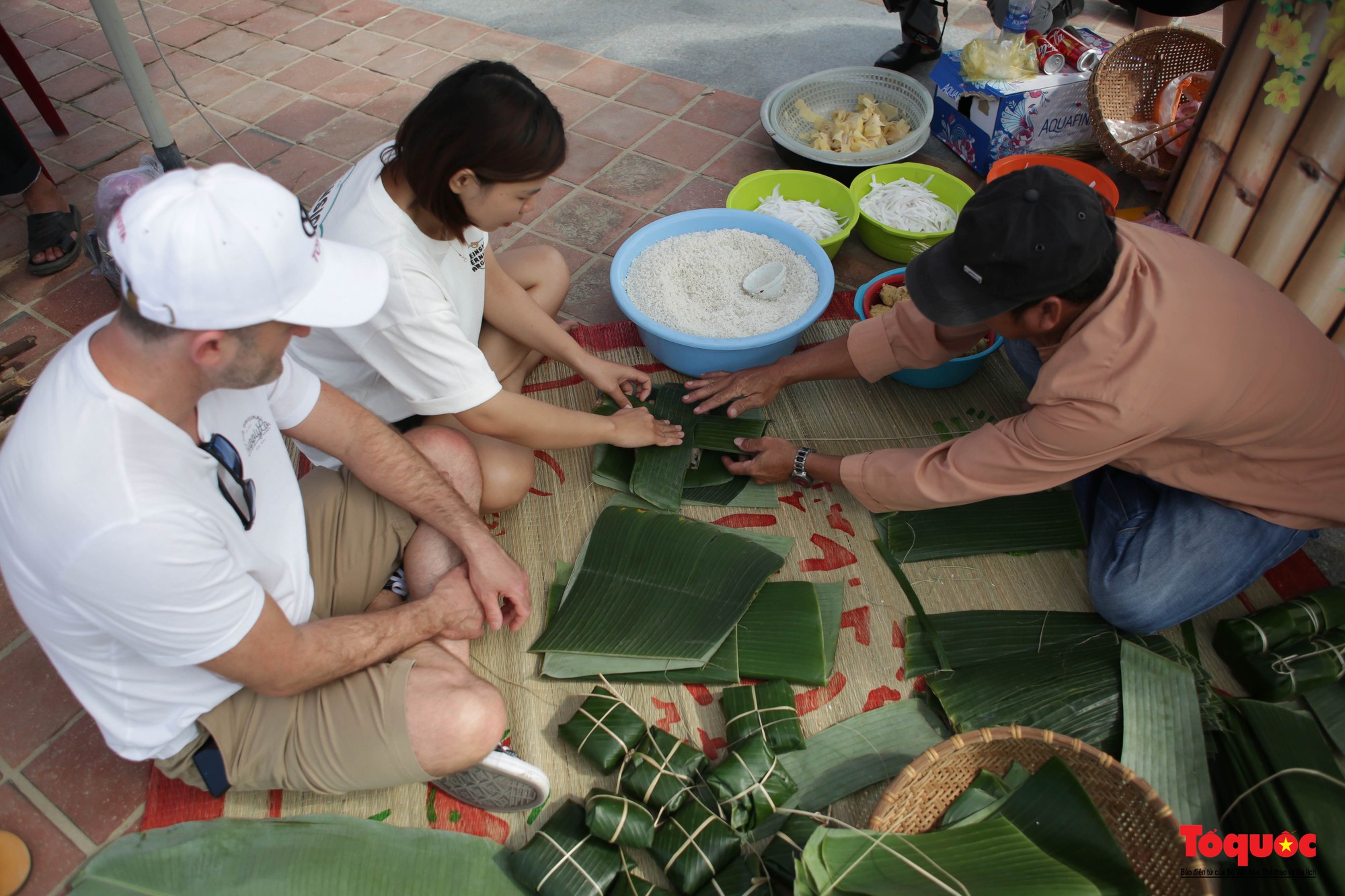 Du khách nước ngoài thích thú trải nghiệm &quot;Xuân yêu thương&quot; bên bờ biển Đà Nẵng - Ảnh 5.