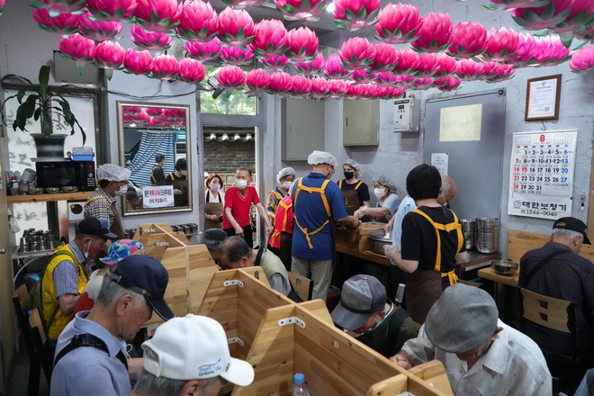 Tại đất nước dân số già đi nhanh nhất trên thế giới: Phát triển bậc nhất nhưng nghỉ hưu chỉ có nghĩa là làm việc nhiều hơn để “tồn tại” - Ảnh 4.