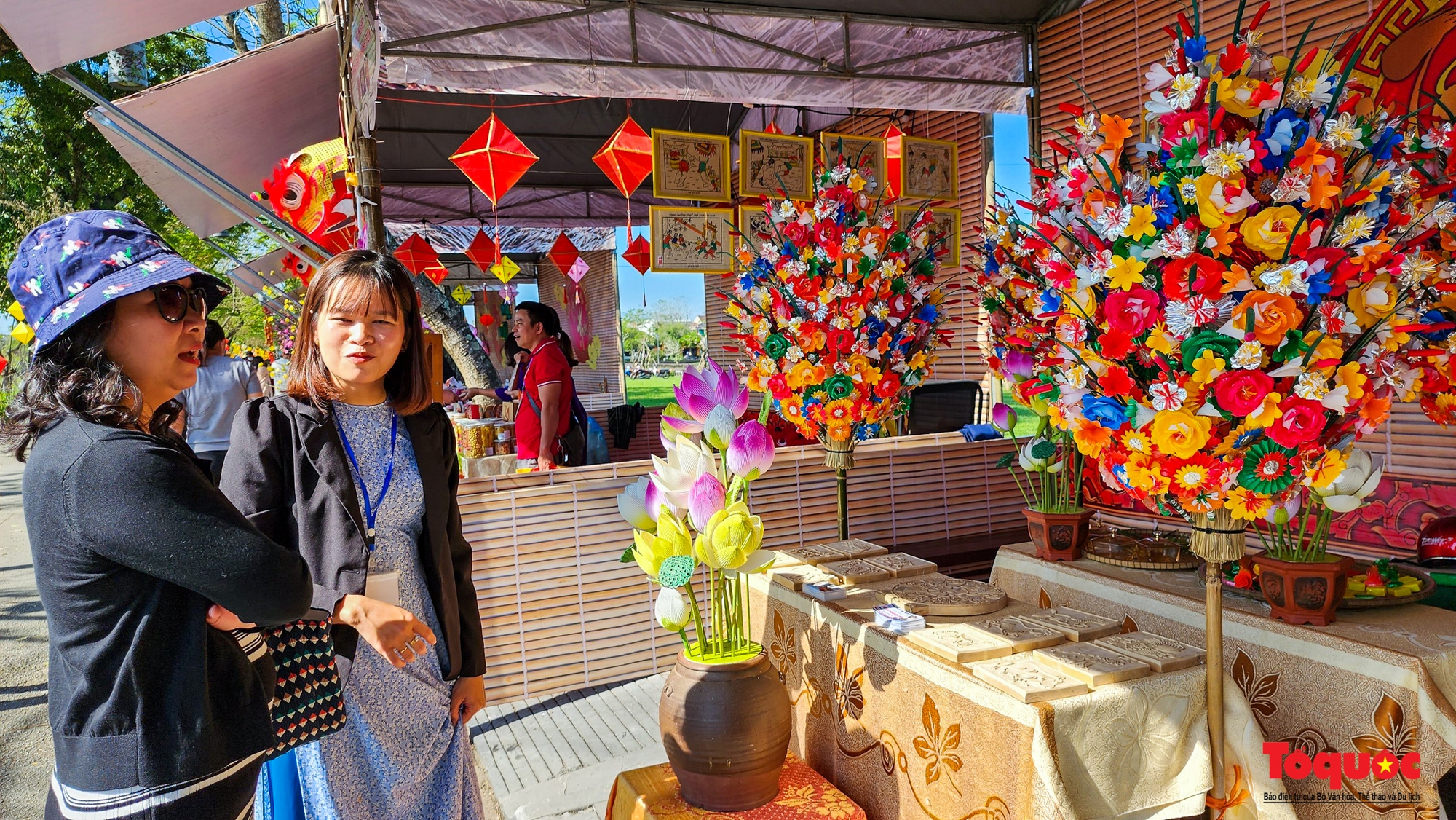 Đông đảo du khách thích thú tham quan, trải nghiệm không gian &quot;Tết Huế&quot; - Ảnh 4.