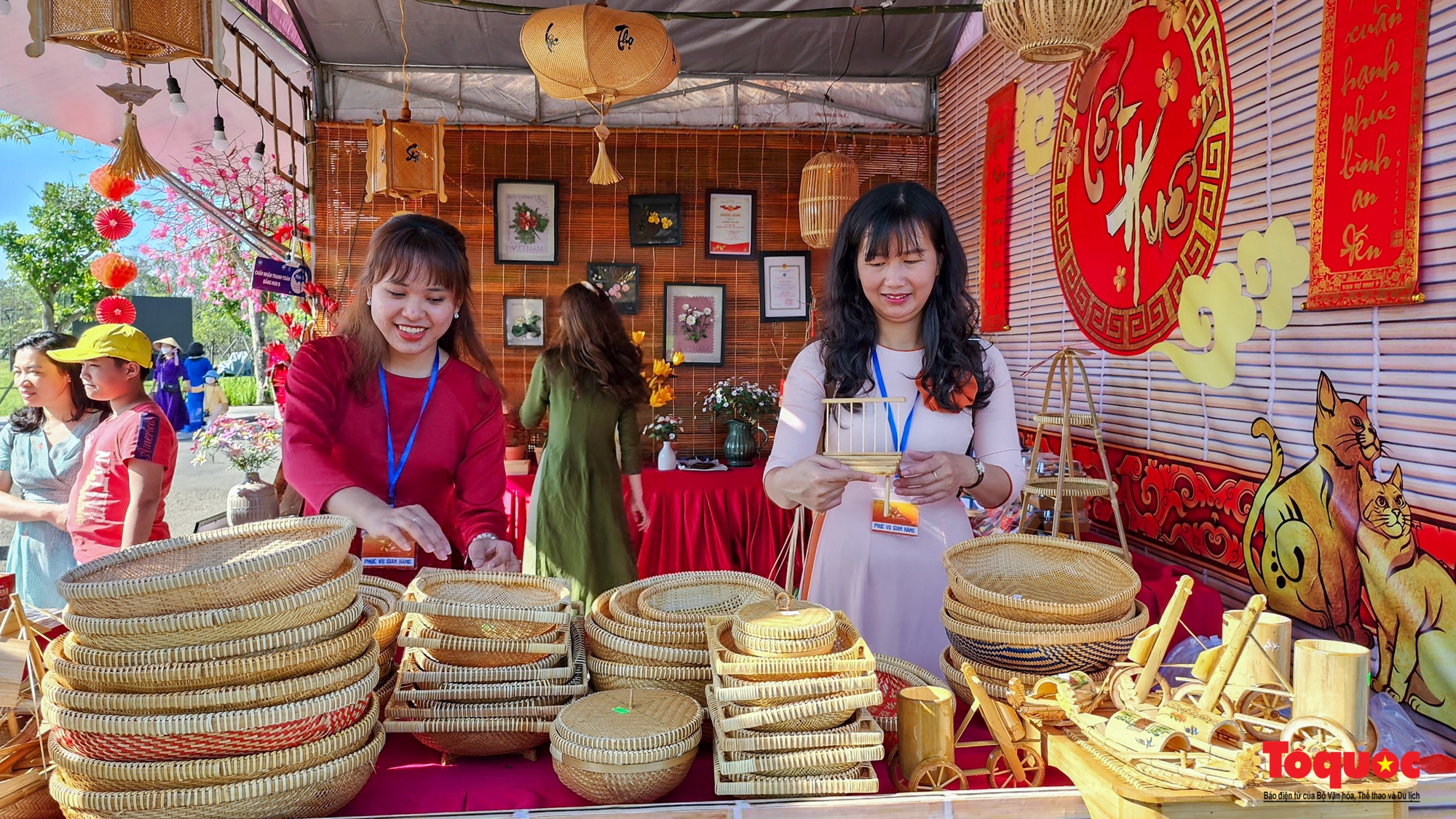 Đông đảo du khách thích thú tham quan, trải nghiệm không gian &quot;Tết Huế&quot; - Ảnh 5.