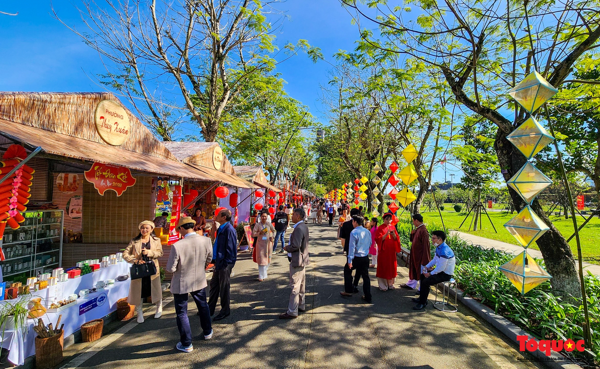 Đông đảo du khách thích thú tham quan, trải nghiệm không gian &quot;Tết Huế&quot; - Ảnh 3.