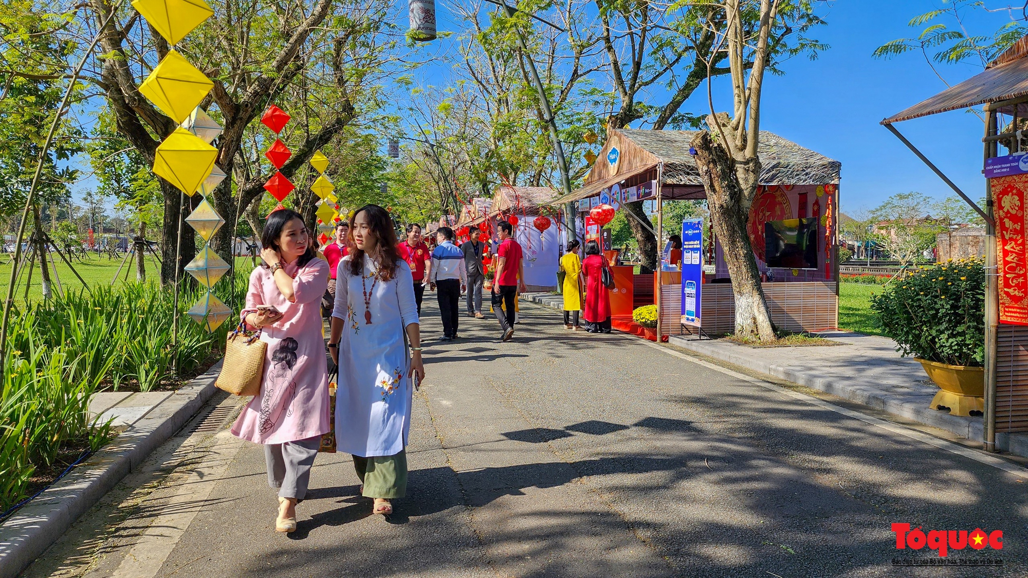 Đông đảo du khách thích thú tham quan, trải nghiệm không gian &quot;Tết Huế&quot; - Ảnh 2.