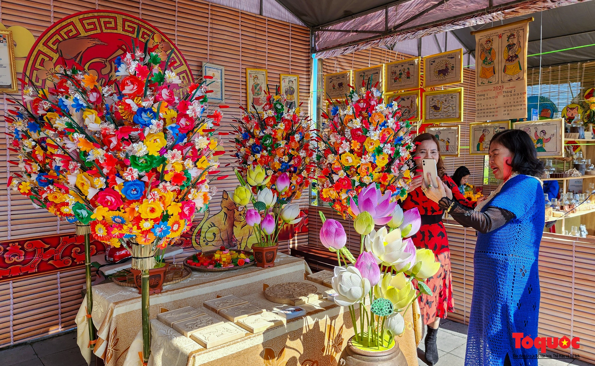 Đông đảo du khách thích thú tham quan, trải nghiệm không gian &quot;Tết Huế&quot; - Ảnh 8.