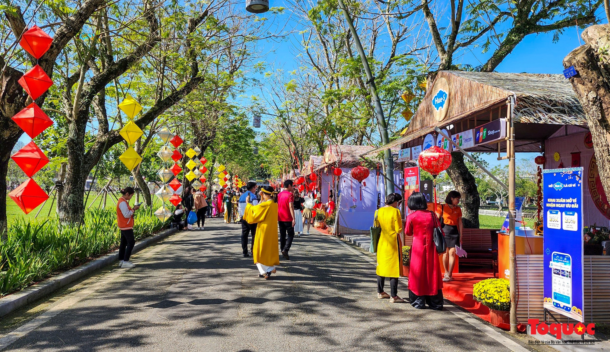 Đông đảo du khách thích thú tham quan, trải nghiệm không gian &quot;Tết Huế&quot; - Ảnh 14.