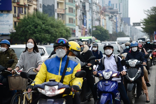 Giao thông Hà Nội “tê liệt” trong những ngày cận Tết Nguyên Đán, người dân khốn khổ khi lưu thông trên đường - Ảnh 2.