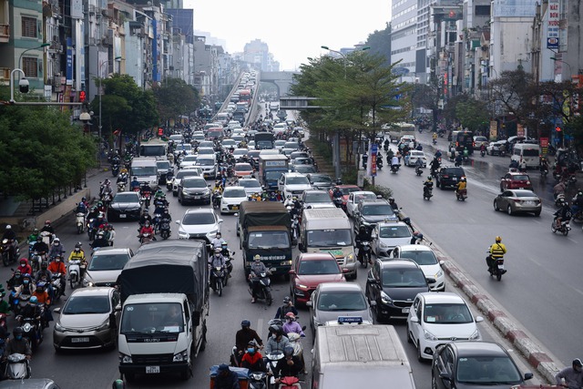 Giao thông Hà Nội “tê liệt” trong những ngày cận Tết Nguyên Đán, người dân khốn khổ khi lưu thông trên đường - Ảnh 7.