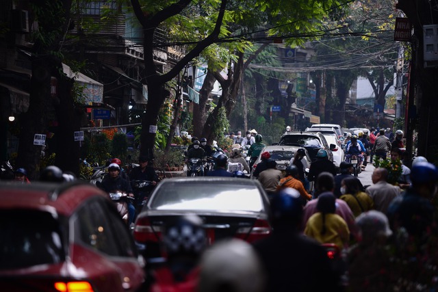 Giao thông Hà Nội “tê liệt” trong những ngày cận Tết Nguyên Đán, người dân khốn khổ khi lưu thông trên đường - Ảnh 4.