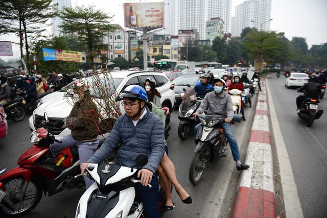 Giao thông Hà Nội “tê liệt” trong những ngày cận Tết Nguyên Đán, người dân khốn khổ khi lưu thông trên đường - Ảnh 6.