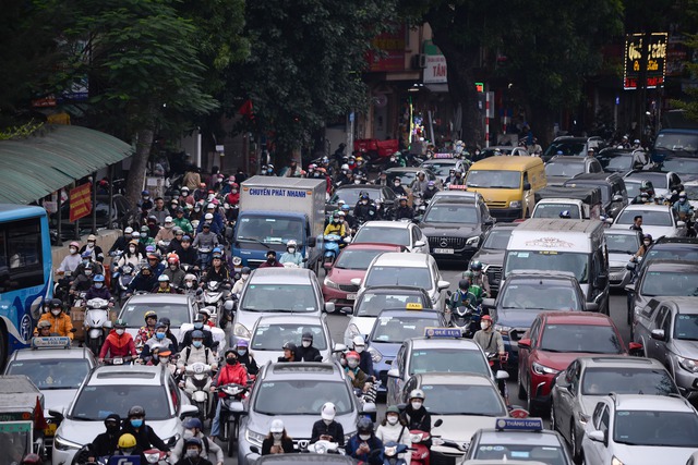 Giao thông Hà Nội “tê liệt” trong những ngày cận Tết Nguyên Đán, người dân khốn khổ khi lưu thông trên đường - Ảnh 10.