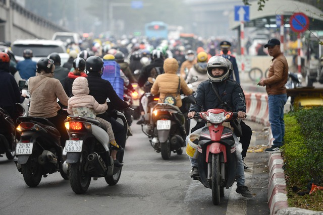 Giao thông Hà Nội “tê liệt” trong những ngày cận Tết Nguyên Đán, người dân khốn khổ khi lưu thông trên đường - Ảnh 9.