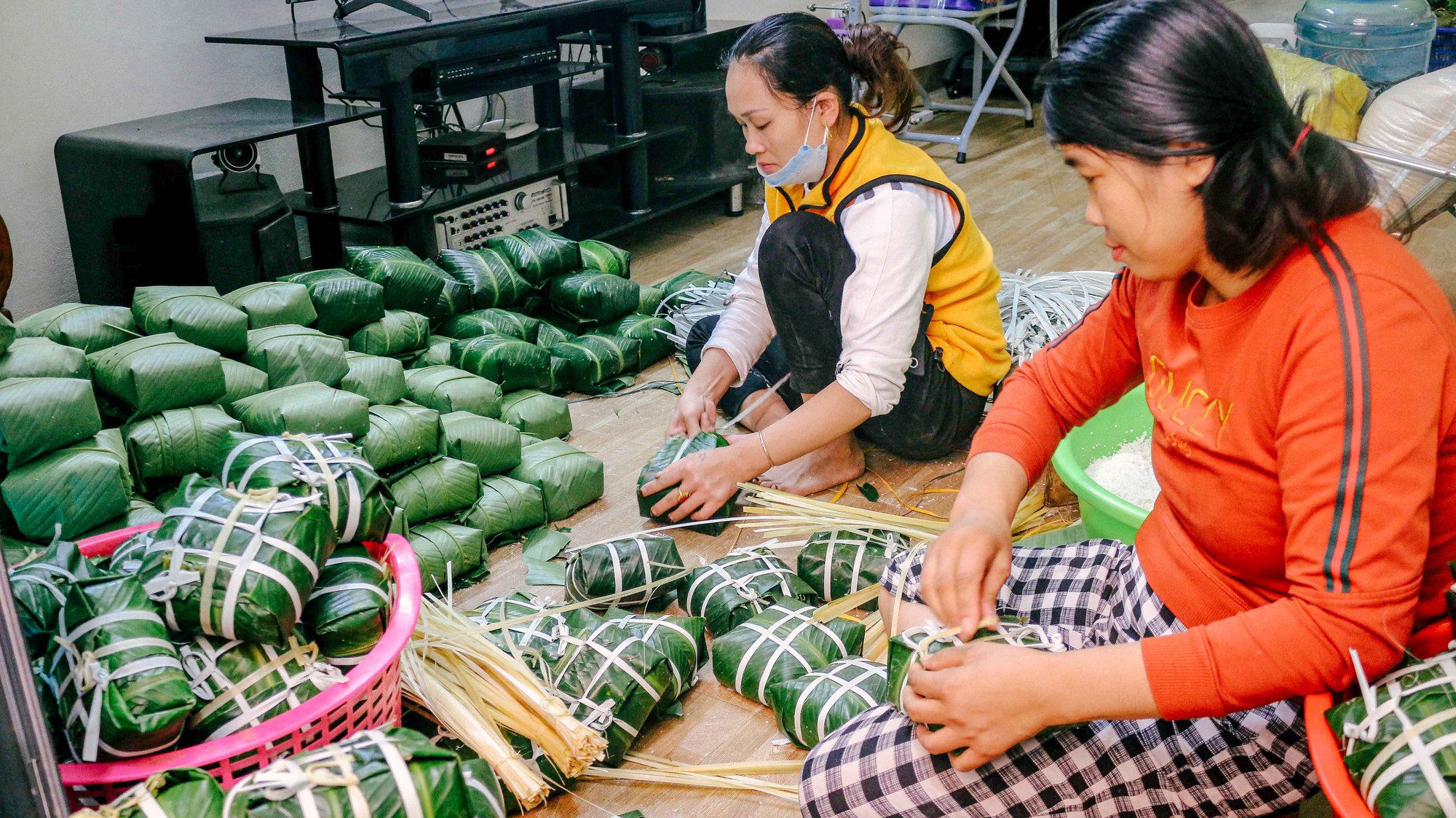 Làng bánh chưng Tranh Khúc tất bật vụ Tết, có gia đình truyền đời nhau qua 4 thế hệ - Ảnh 5.