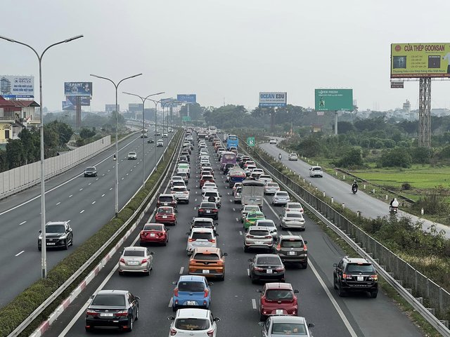 Vành đai 3 từ Phạm Hùng tới trạm thu phí Pháp Vân ùn tắc trong sáng mùng 2 tết - Ảnh 8.