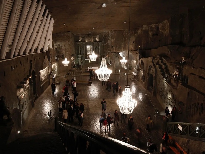 Lạc vào mỏ muối cổ như mê cung dưới lòng đất ở quốc gia Trung Âu đẹp tựa cổ tích, càng thăm thú càng mê - Ảnh 2.