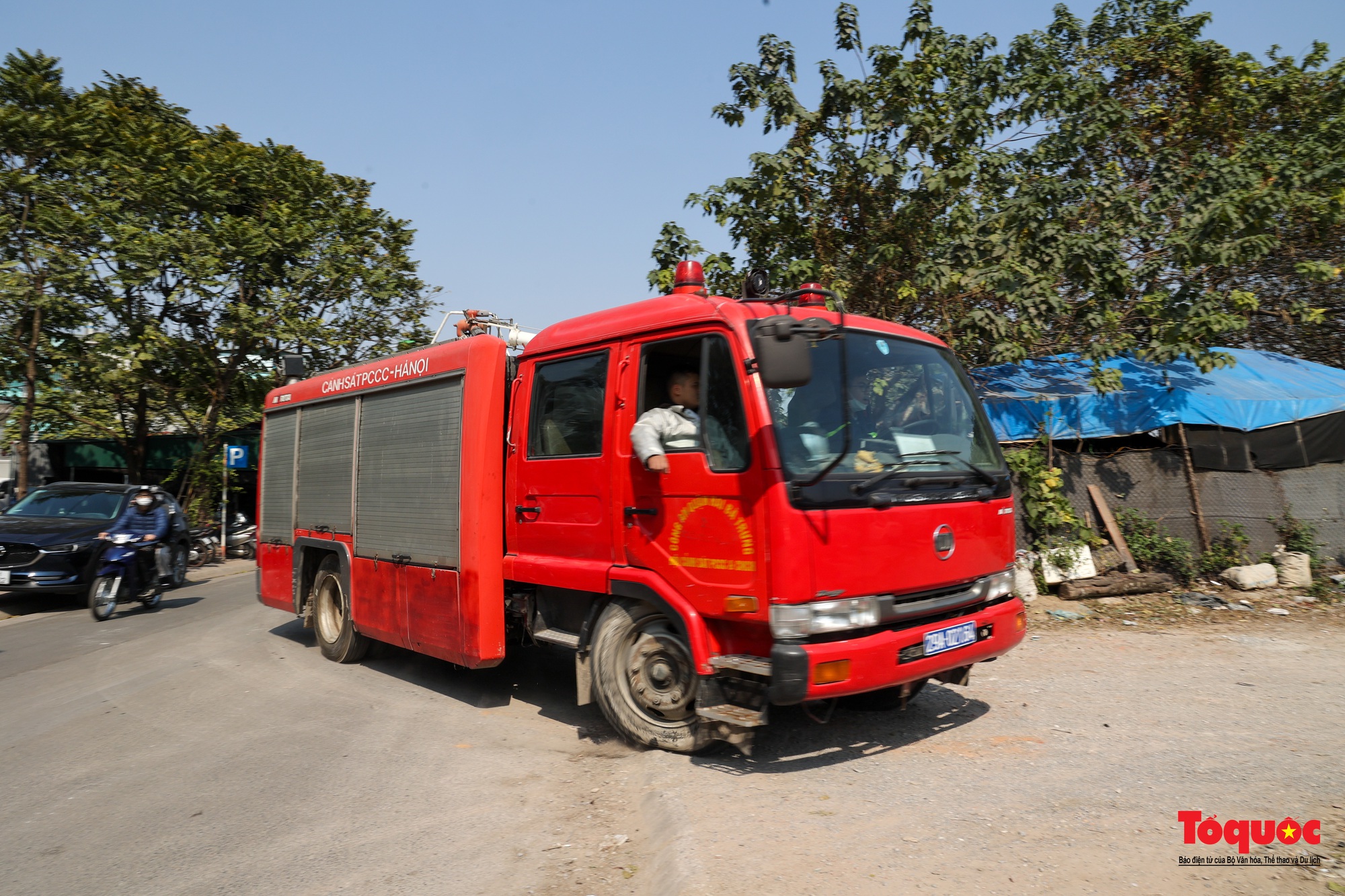 Cháy lớn kho hàng trên phố Tân Khai , khói bao trùm cả khu dân cư - Ảnh 9.