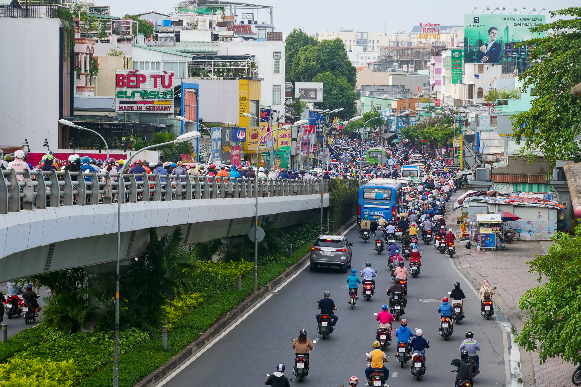 Kẹt xe kéo dài trong ngày đầu tuần đi làm, đi học sau Tết ở TP.HCM - Ảnh 2.