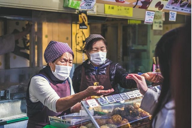 Hạ cấp dịch Covid-19, người dân Nhật có thể tự ra quyết định về khẩu trang - Ảnh 1.