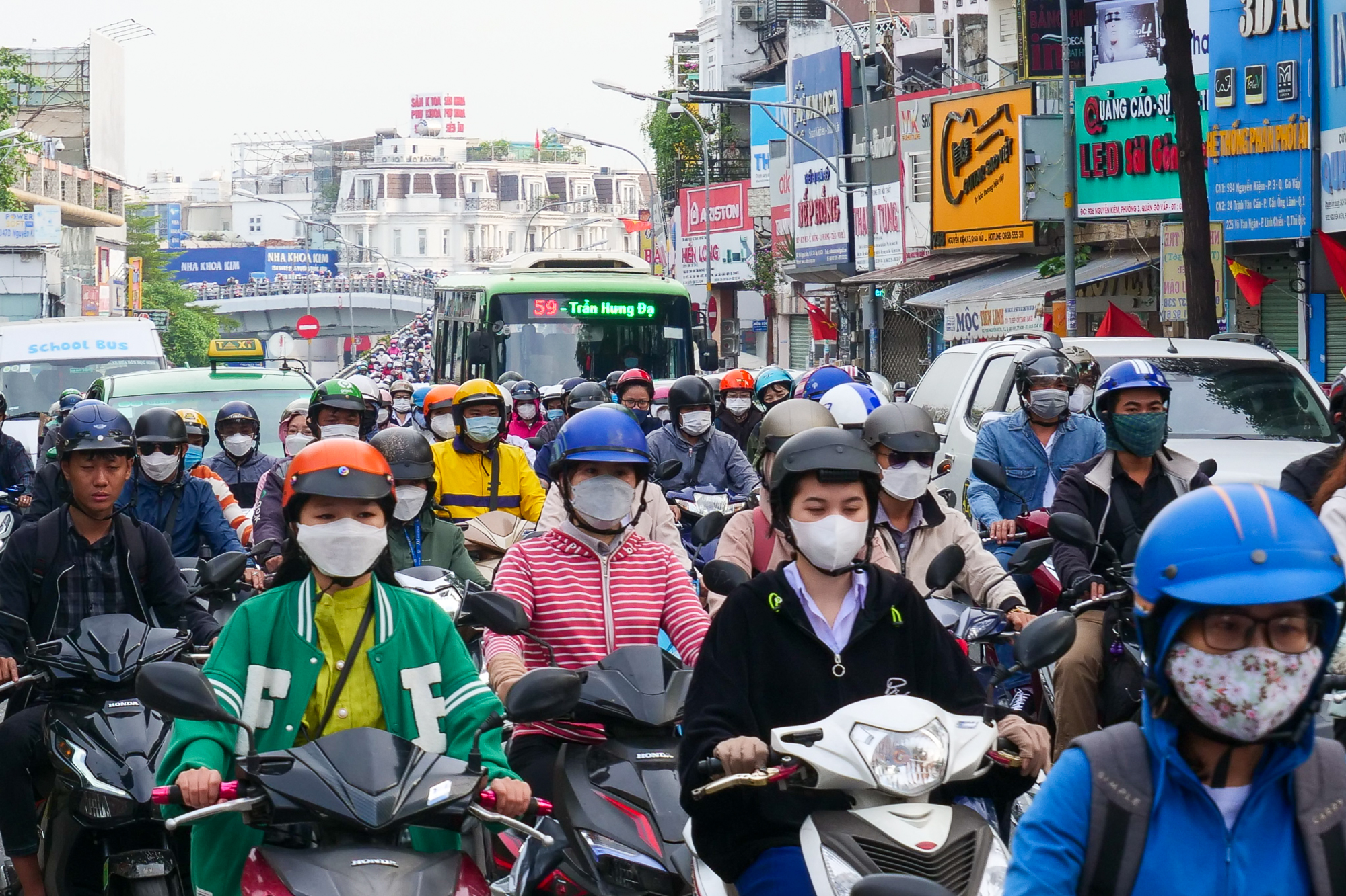 Kẹt xe kéo dài trong ngày đầu tuần đi làm, đi học sau Tết ở TP.HCM - Ảnh 1.