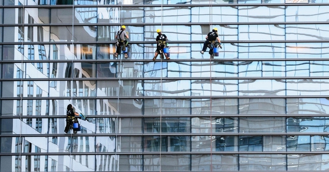 Nghề lau kính ở tòa nhà chọc trời: đu mình cheo leo giữa hai thế giới, một cơn gió nhẹ cũng báo hiệu hiểm nguy - Ảnh 1.