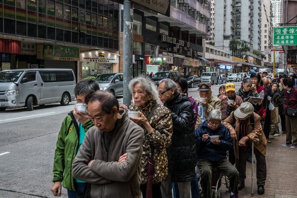 Tại đất nước dân số già đi nhanh nhất trên thế giới: Phát triển bậc nhất nhưng nghỉ hưu chỉ có nghĩa là làm việc nhiều hơn để “tồn tại” - Ảnh 1.