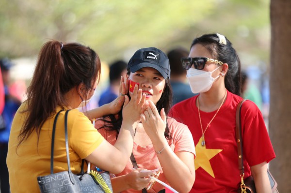 An ninh được siết chặt, CĐV nữ Việt Nam xinh đẹp làm rực rỡ sân Thammasat