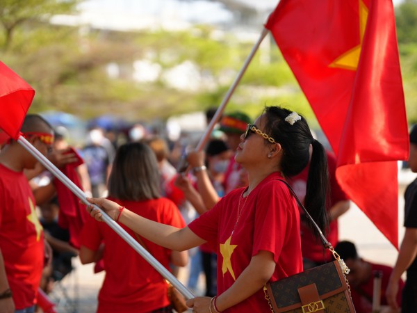 An ninh được siết chặt, CĐV nữ Việt Nam xinh đẹp làm rực rỡ sân Thammasat